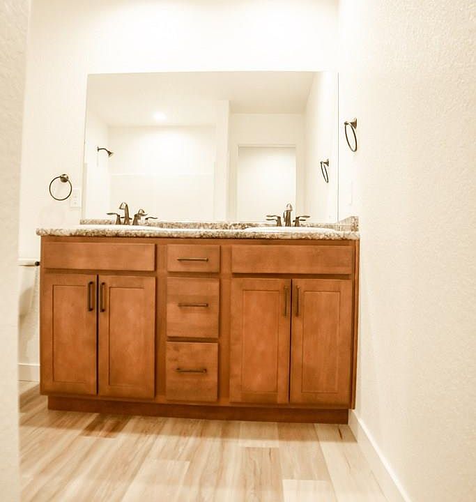 241 W Laurue Lane-Bath_11082024