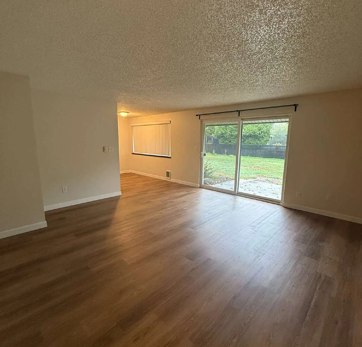 2 bed, 1.0 bath, 925 sqft, $1,895 — Photo 2