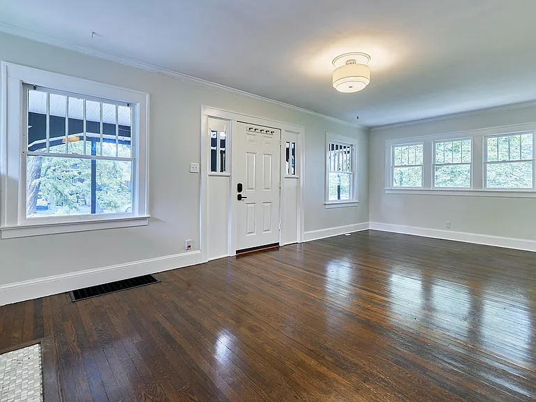 5740 Charlotte St — Photo 4