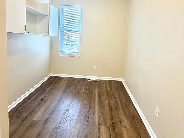 138 Hallock Ave #2R — Photo 7