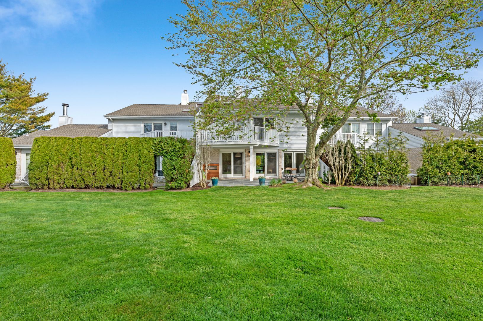  A Very Lovely Location Near Ocean, Restaurants and Shops