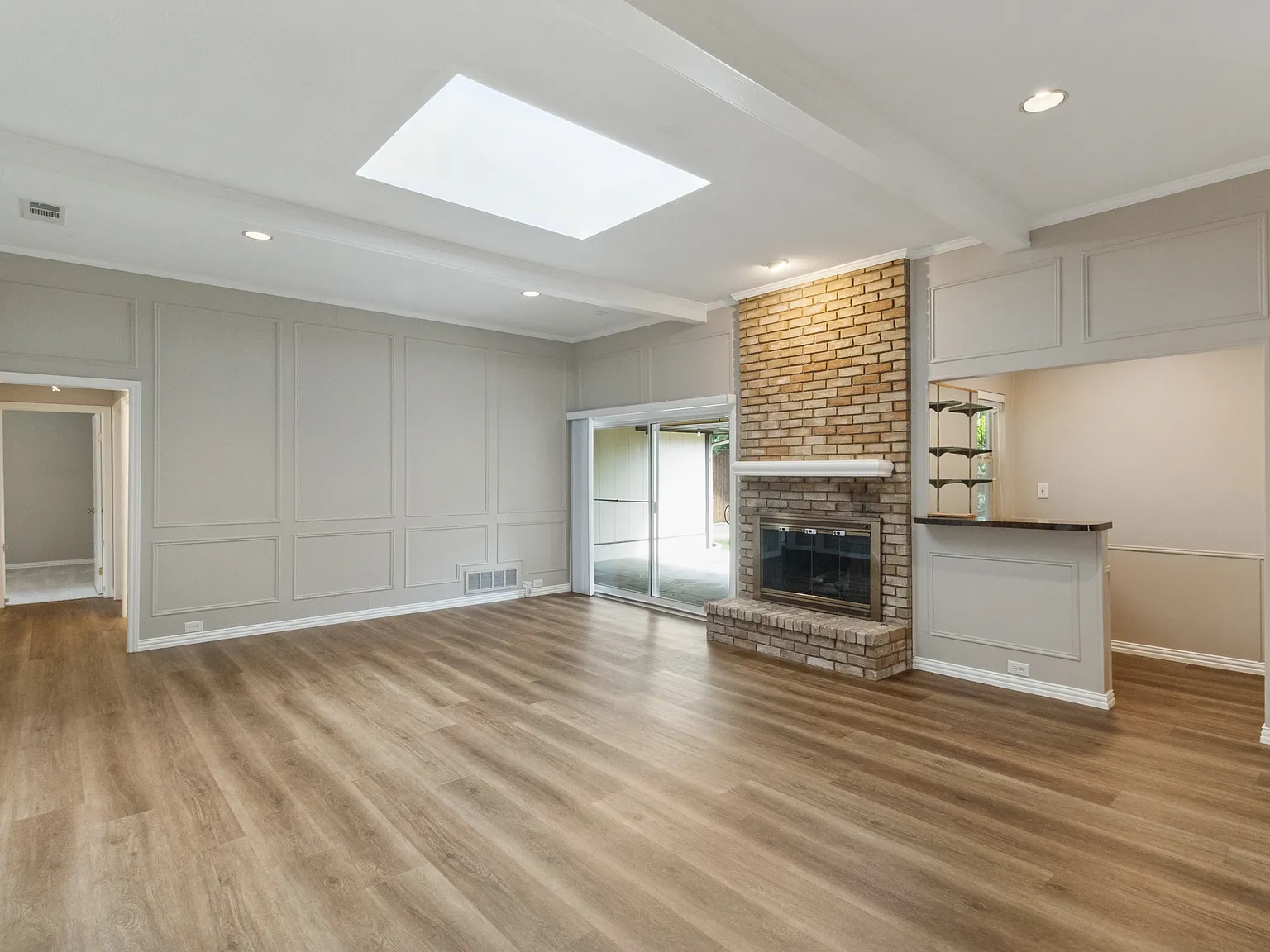 3 bed, 2023 sqft, $3,995 — Photo 2
