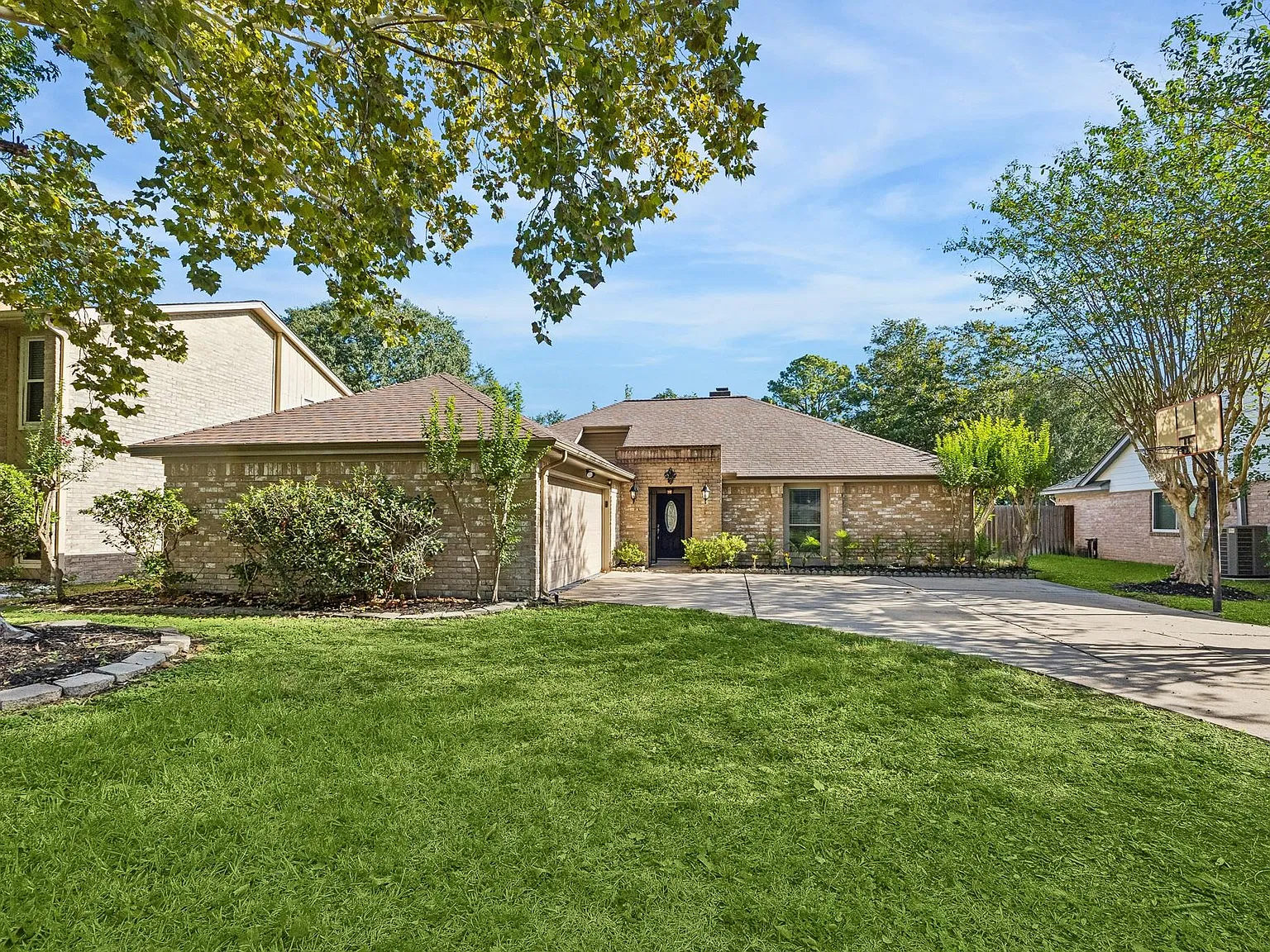 4 bed, 2.0 bath, 2069 sqft, $2,300 — Photo 1