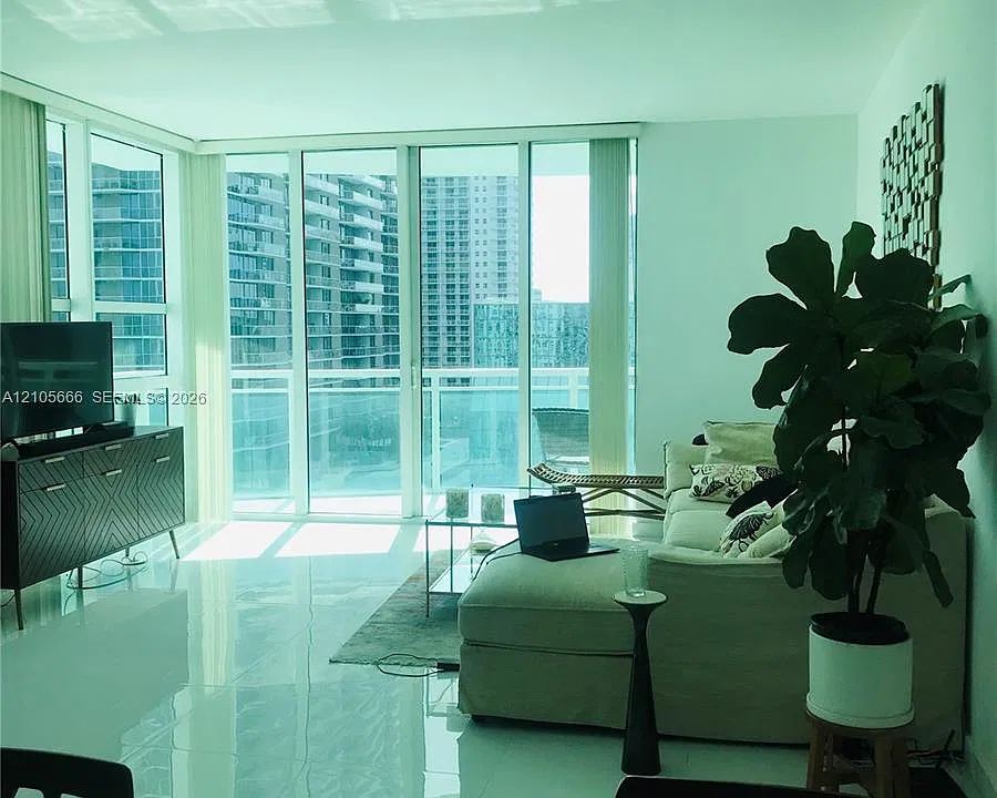 951 Brickell Ave #2410