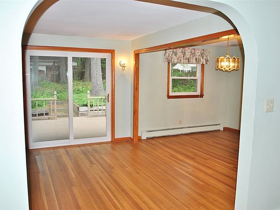 3rd image of 841 W Hollis St