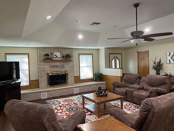3rd image of 2911 Hutchins Ln
