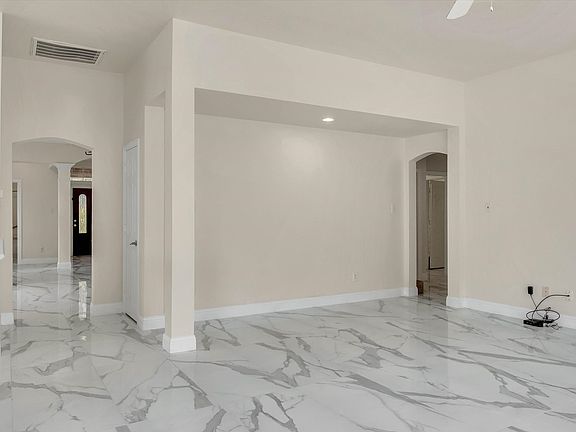 5th image of 422 Willet Dr