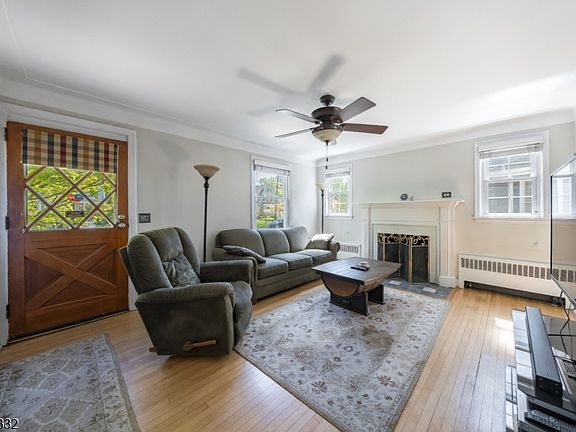 4th image of 40 John St