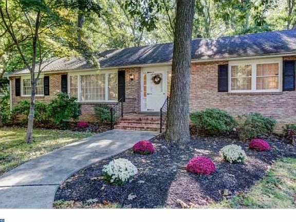 2nd image of 19 Winterbury Cir