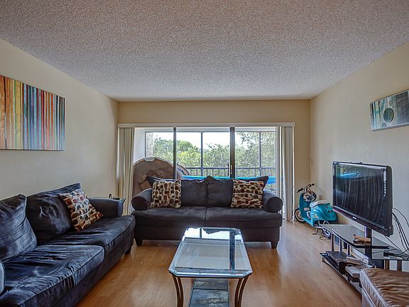 3rd image of 210 Lakeview Dr APT 304