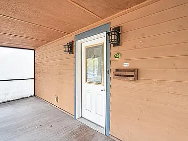 506 S Poplar St — Photo 4