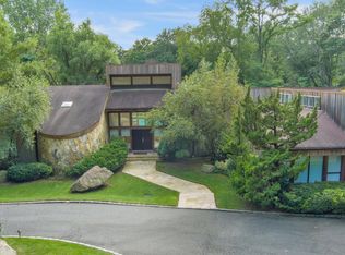 6 Lillian Ct, Port Washington, NY 11050