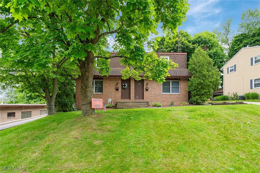 322 Schneider St SE photo 1