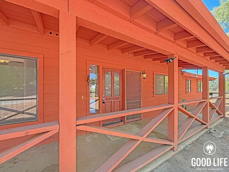3 bed, 2.0 bath, 1700 sqft, $4,145 — Photo 2