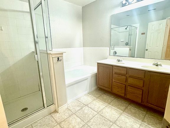 3rd image of 2432 Emerald Ln