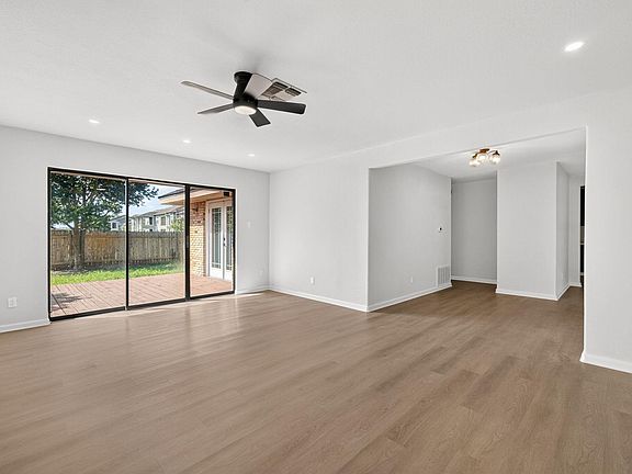 4th image of 833 Ross Cir