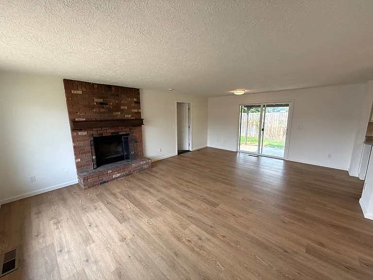 3641 Cherrylawn Ct NE — Photo 2