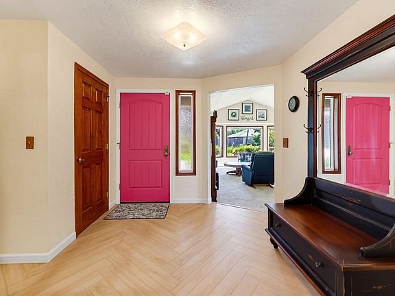 5th image of 2901 Leonard Ave