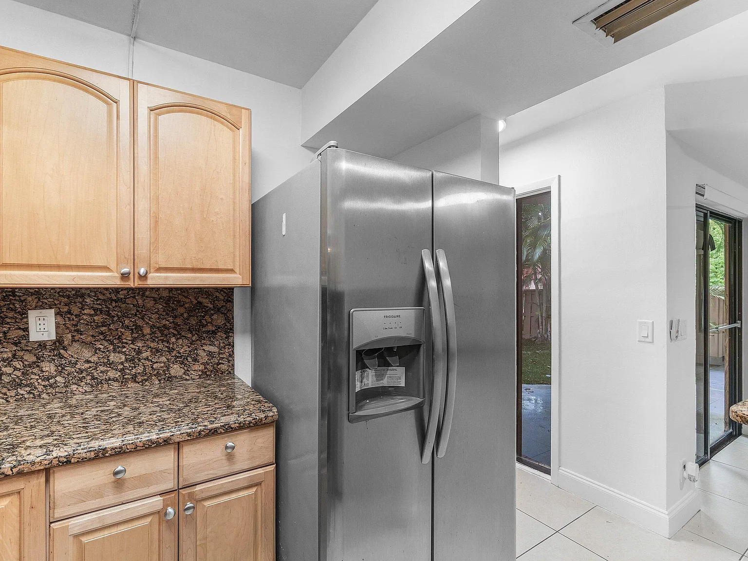 3 bed, 3.0 bath, 1364 sqft, $2,700 — Photo 4
