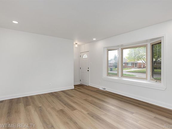 5th image of 32544 Hazelwood St