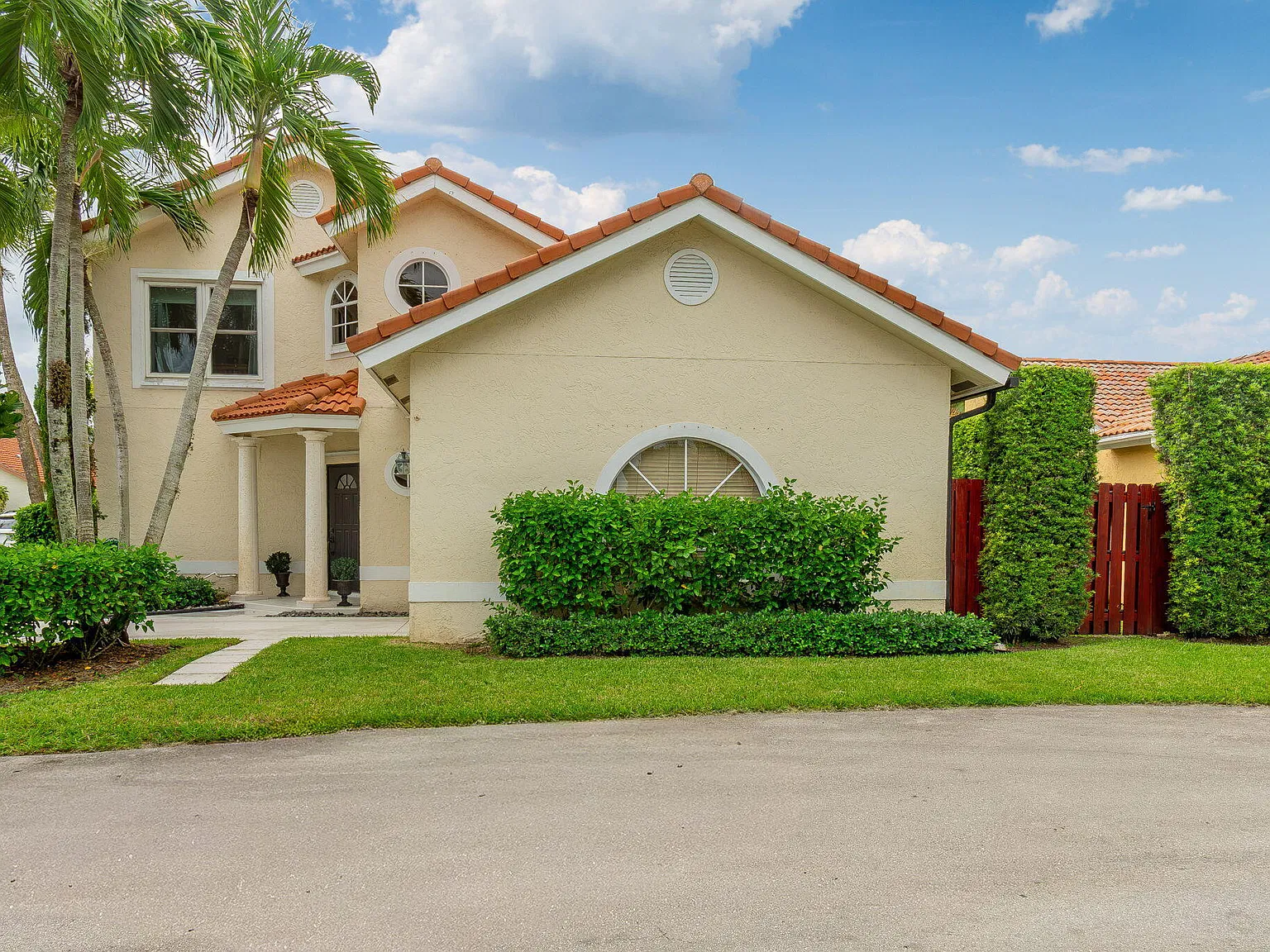 3 bed, 2.5 bath, 1419 sqft, $8,000 — Photo 3