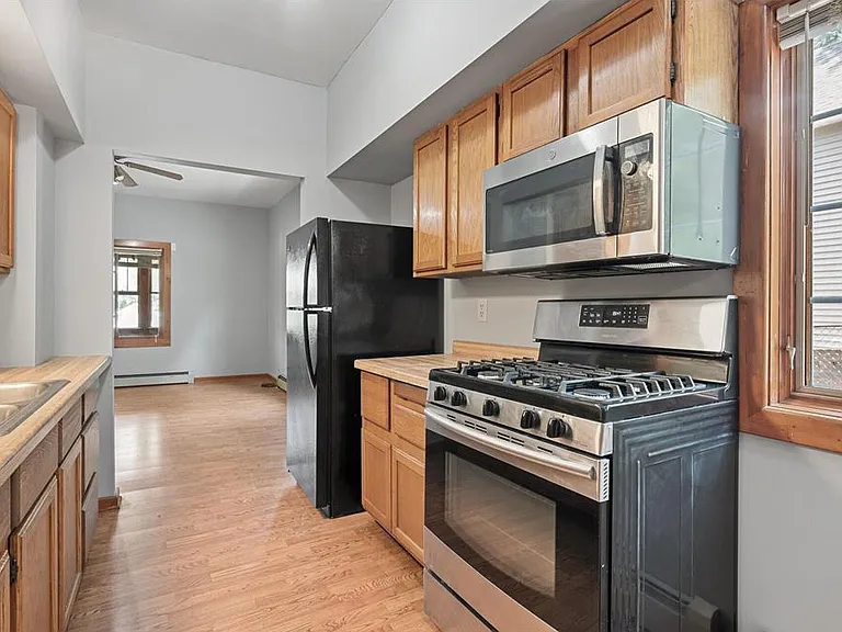 216 Belvidere St E — Photo 5