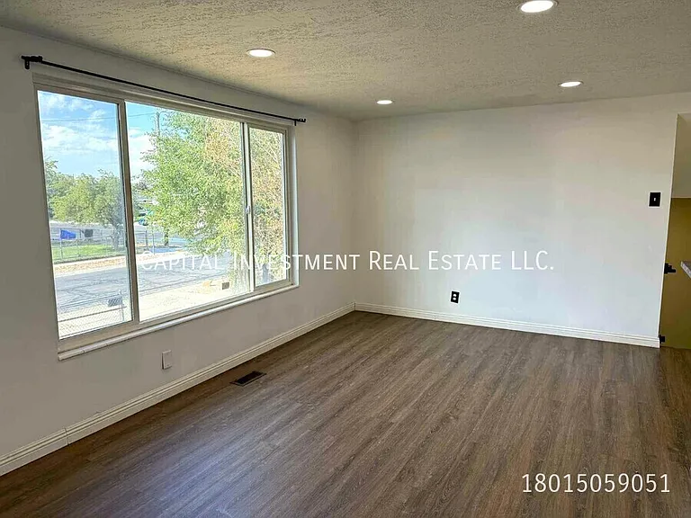 1102 E Sego Lily Dr — Photo 7