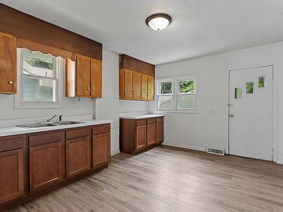 4th image of 325 W 13th St