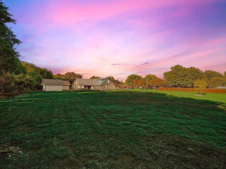 15305 Plum Ln — Photo 40