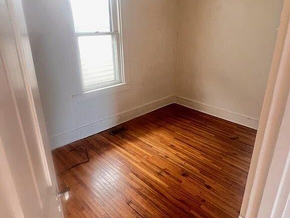5th image of 712 Balfe St