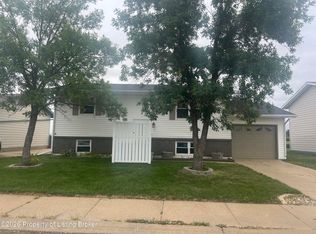 1662 4th Ave E, Dickinson, ND 58601