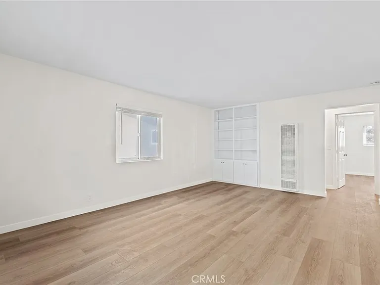 121 E Bay St #D — Photo 2