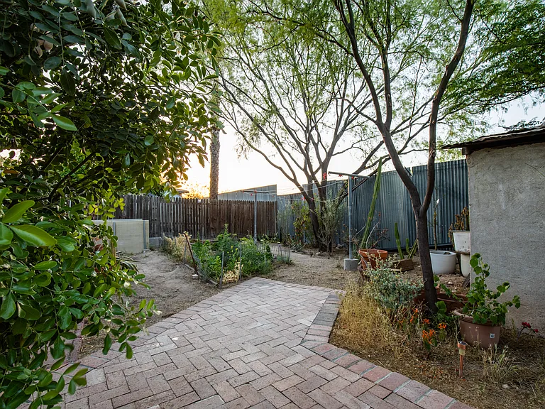 828 S Russell Ave — Photo 26