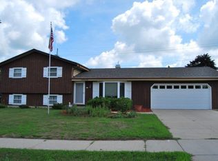 409 Scenic Dr E, West Bend, WI 53090