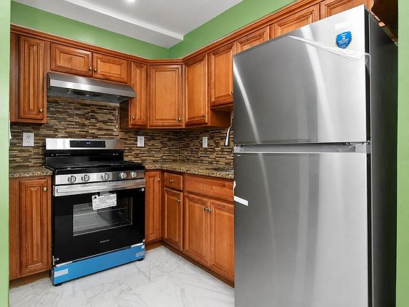 3rd image of 928 Pavonia Ave