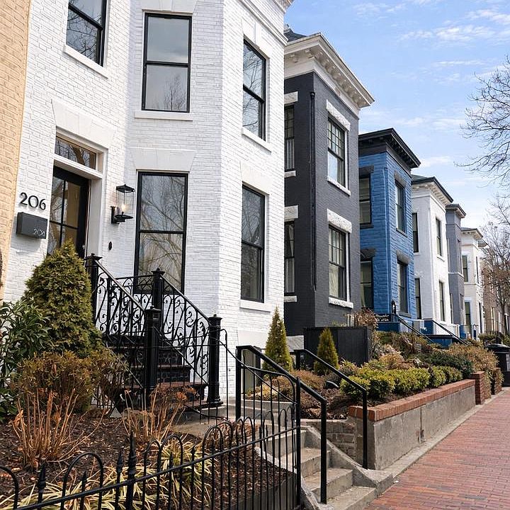 2nd image of 206 10th St NE