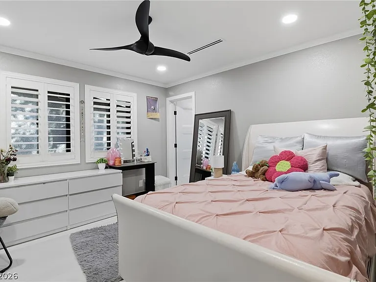 300 E Lacy Ln — Photo 28