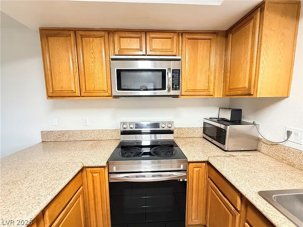 2 bed, 2.0 bath, 3688 sqft, $1,300 — Photo 4