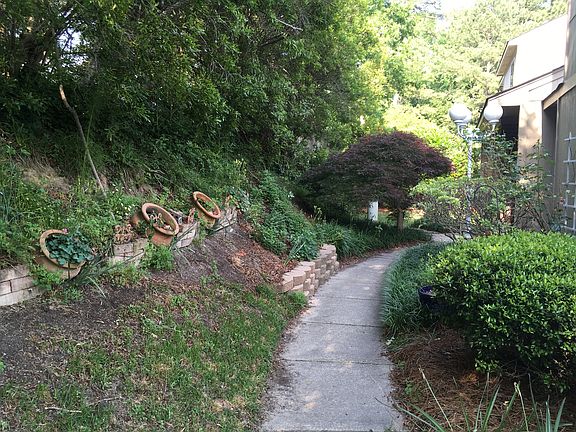 2nd image of 115 Sunshine Ln Unit B