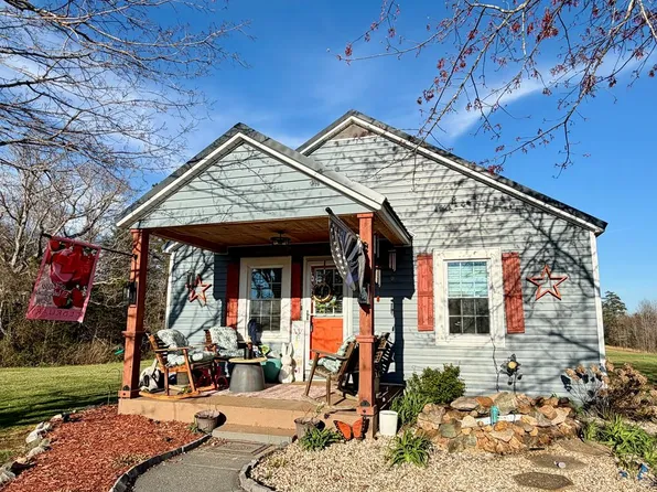 812 E Sycamore St, Chase City, VA 23924