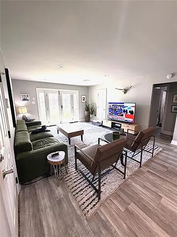 3 bed, 2.0 bath, 1600 sqft, $2,300 — Photo 4