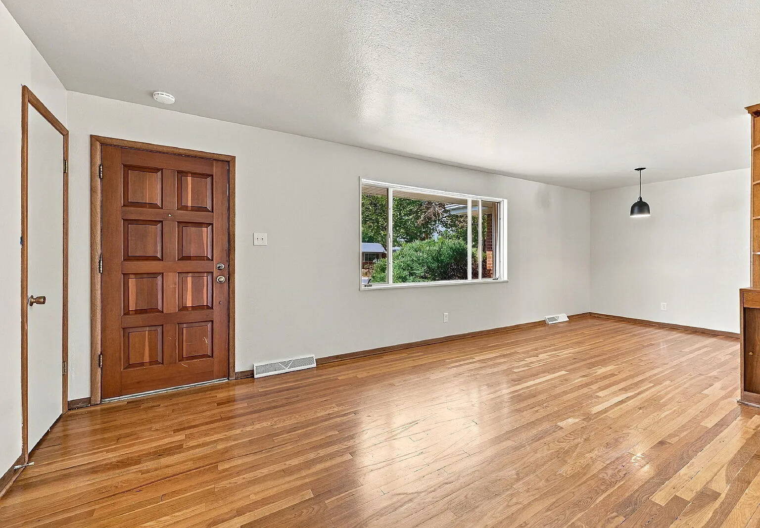 4 bed, 2.0 bath, 1200 sqft, $2,430 — Photo 4