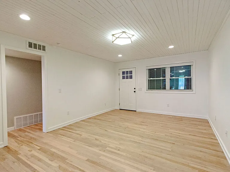 400 W Poplar St #E — Photo 10