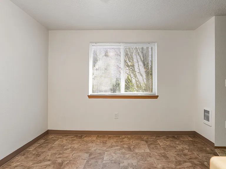 Redwood Square Apartments — Photo 10