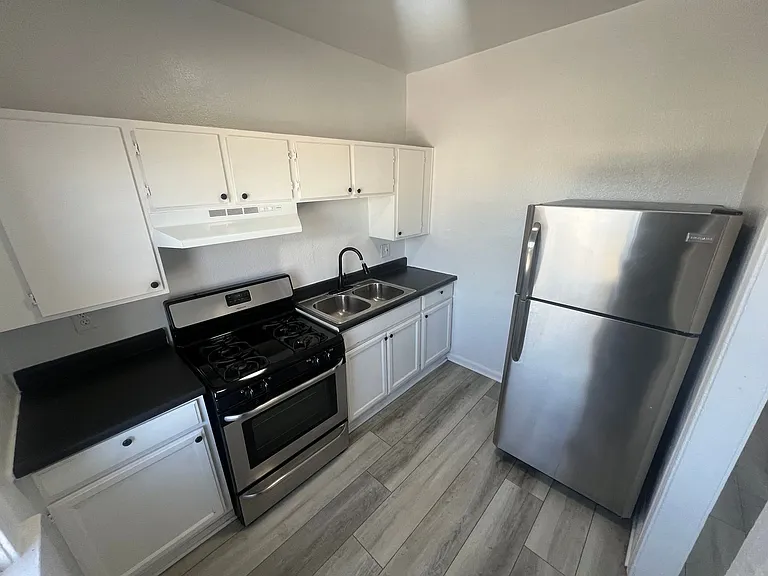 Wilton Way Apartments — Photo 27