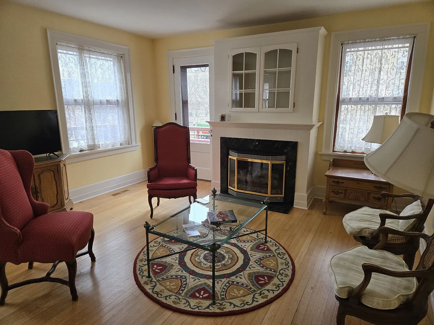 Furnished charming 2 Bedroom in Downtown Madison — Photo 3