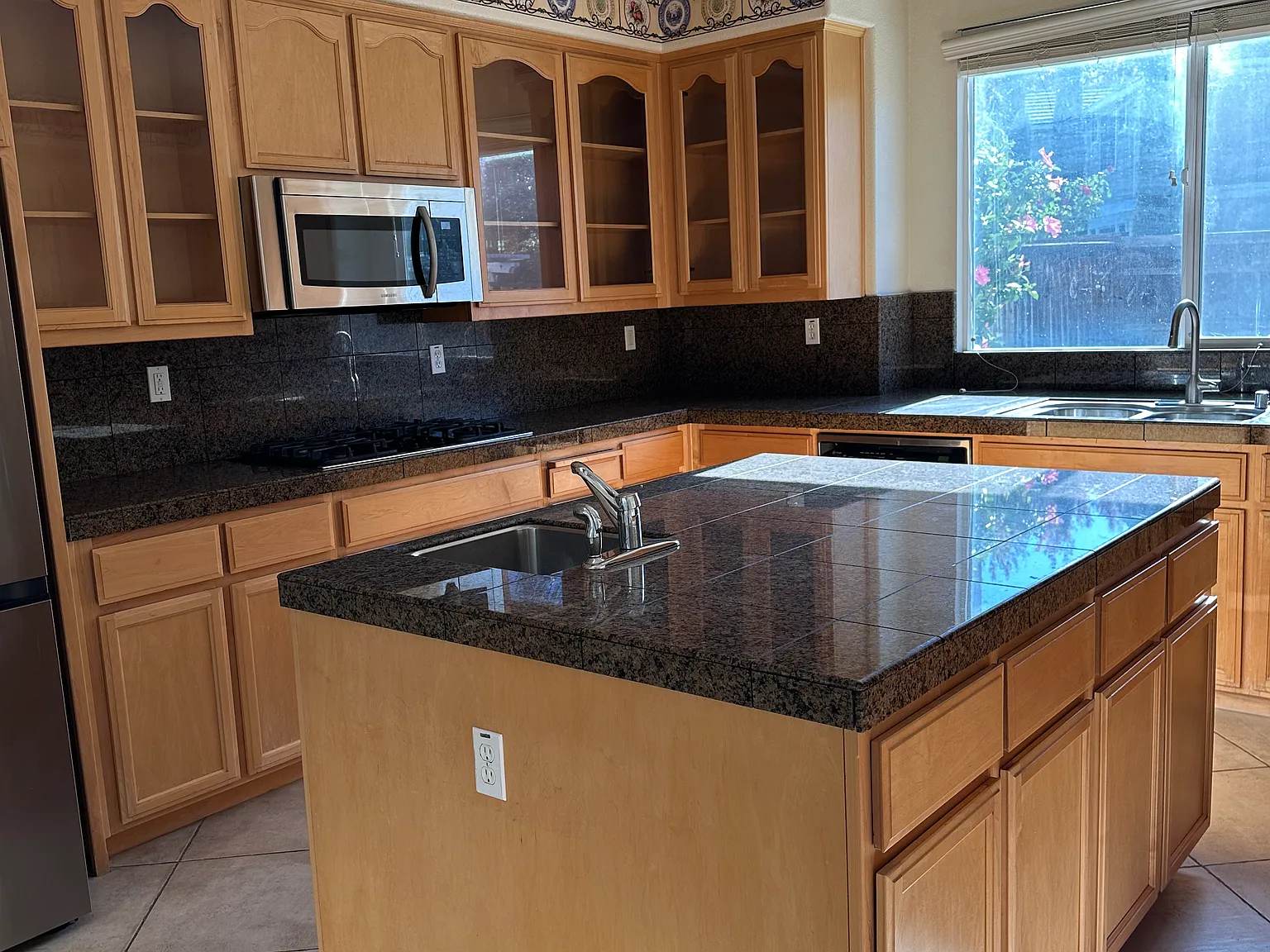 4 bed, 2.5 bath, 3121 sqft, $3,300 — Photo 4