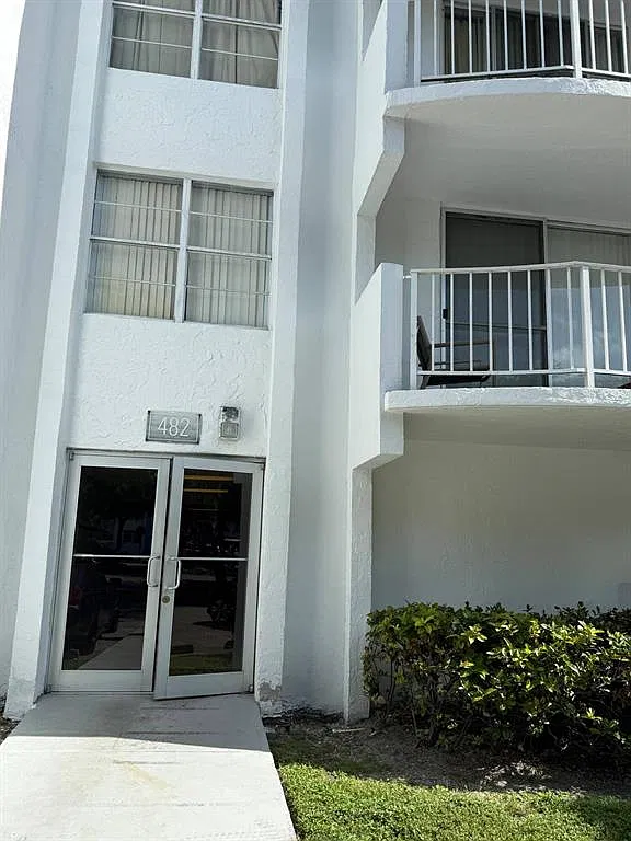 2 bed, 1036 sqft, $1,900 — Photo 1
