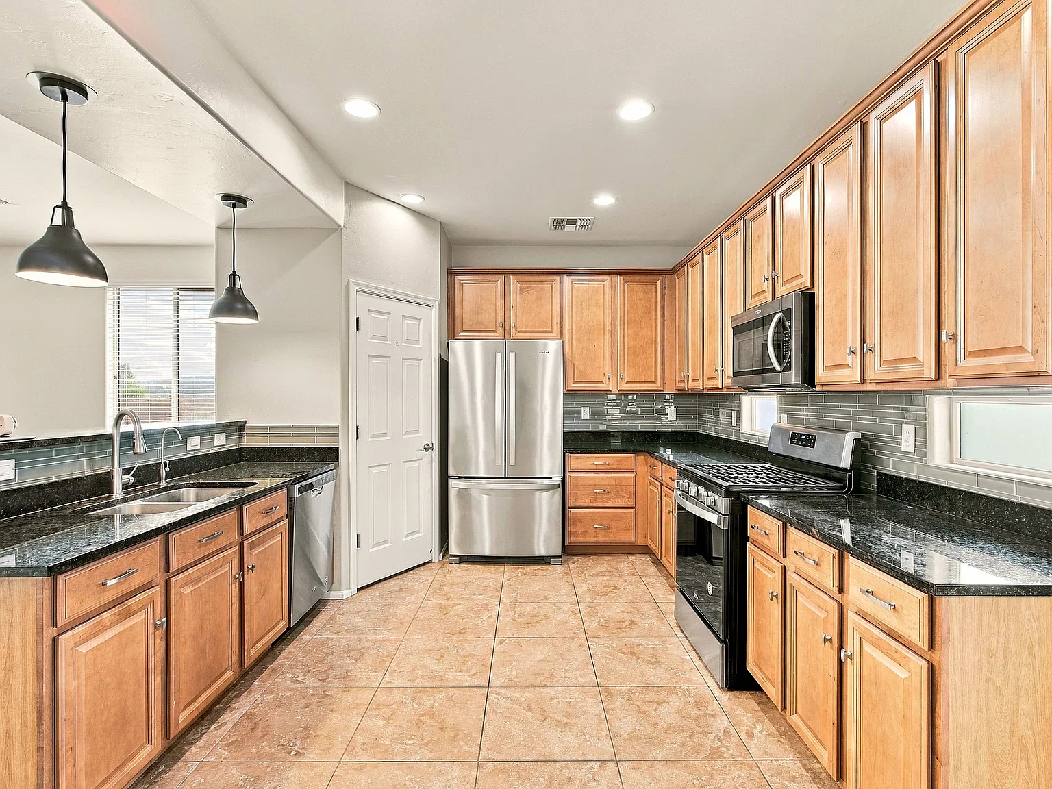 4 bed, 1800 sqft, $2,100 — Photo 3