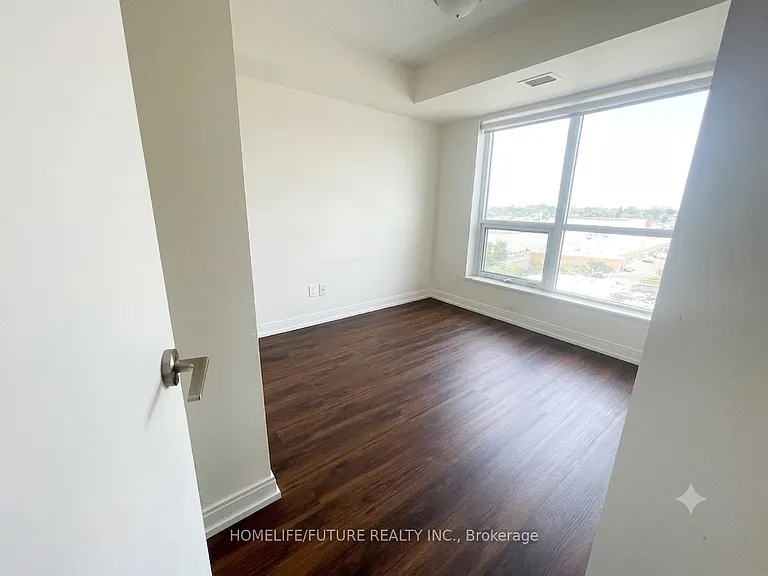 181 Village Green Sq #821 — Photo 6